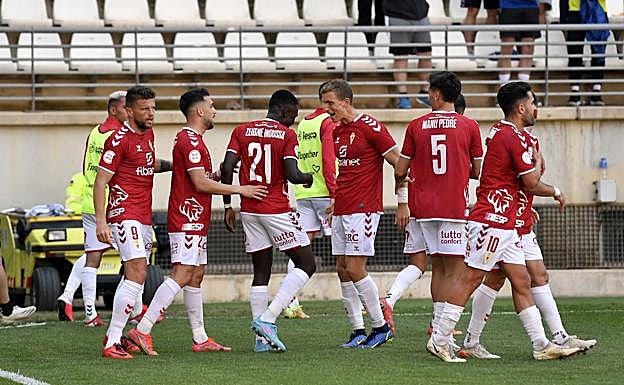 Los jugadores del Real Murcia celebran el gol de Zeidane.