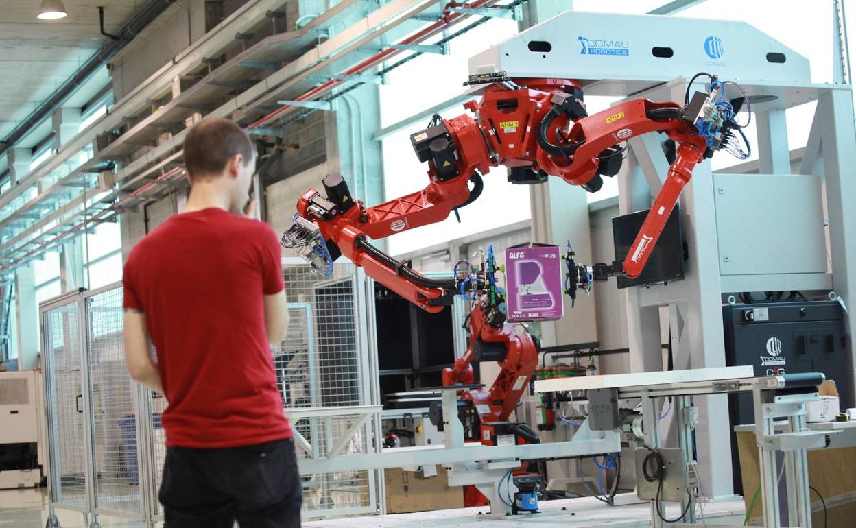 Ensayos con el prototipo de una máquina robótica, en una imagen de archivo. 