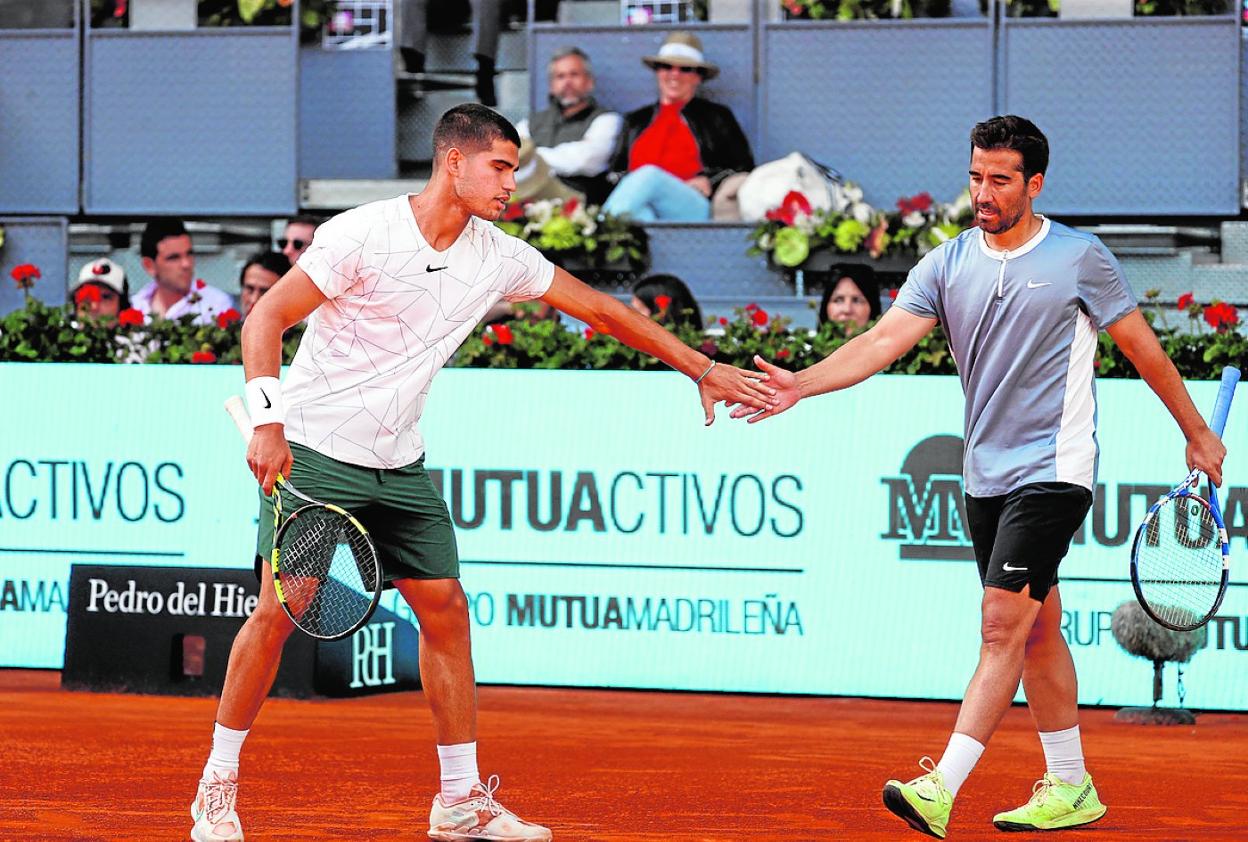 Carlos Alcaraz y Marc López celebran un punto en el partido de dobles que ganaron ayer. 