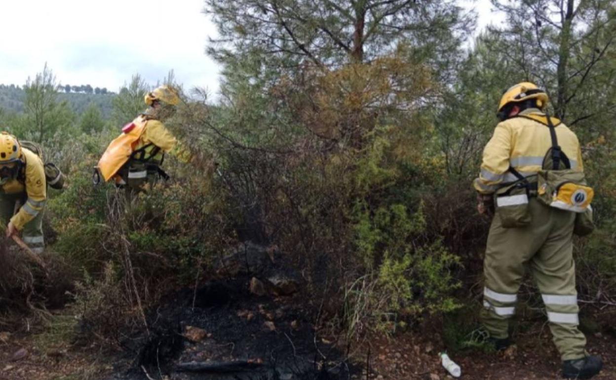 Efectivos de la brigada forestal, el paraje de La Huertanica, en Moratalla.