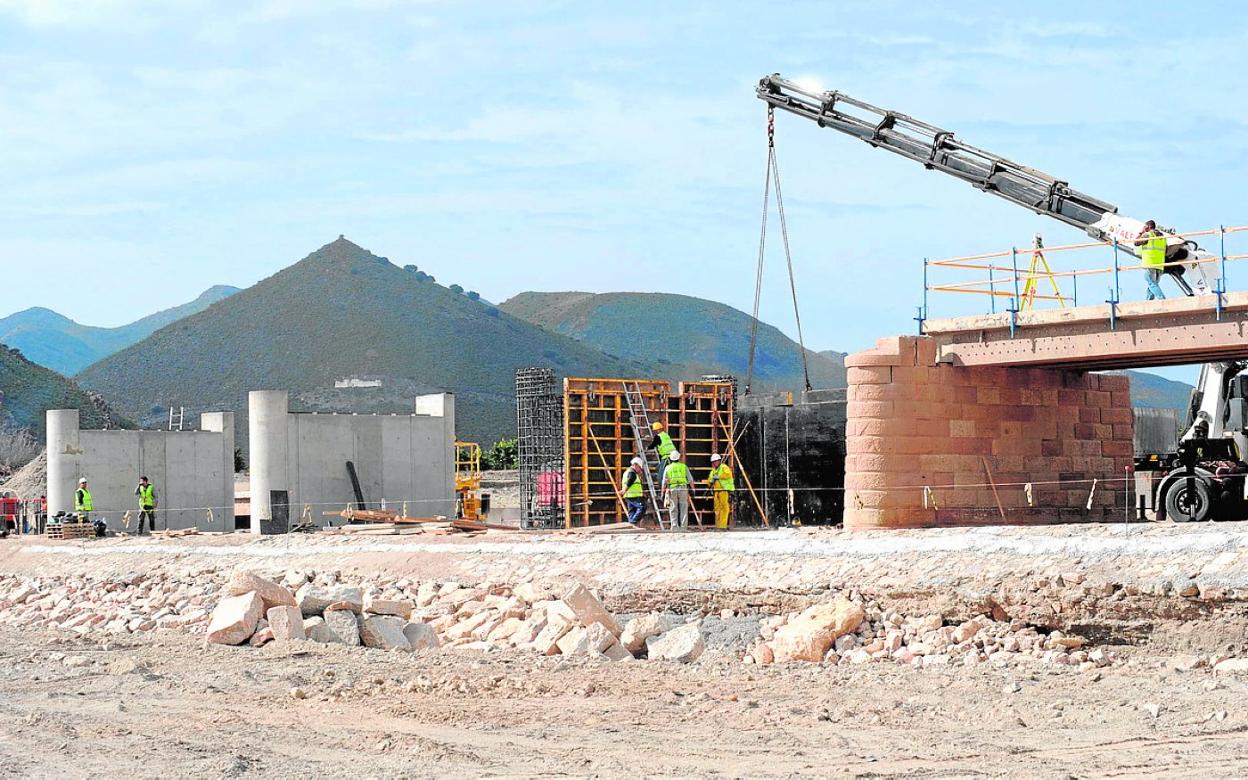 Obras en la rambla de Nogalte, en Puerto Lumbreras, en 2013, para rehacer un puente que se llevó la riada. 