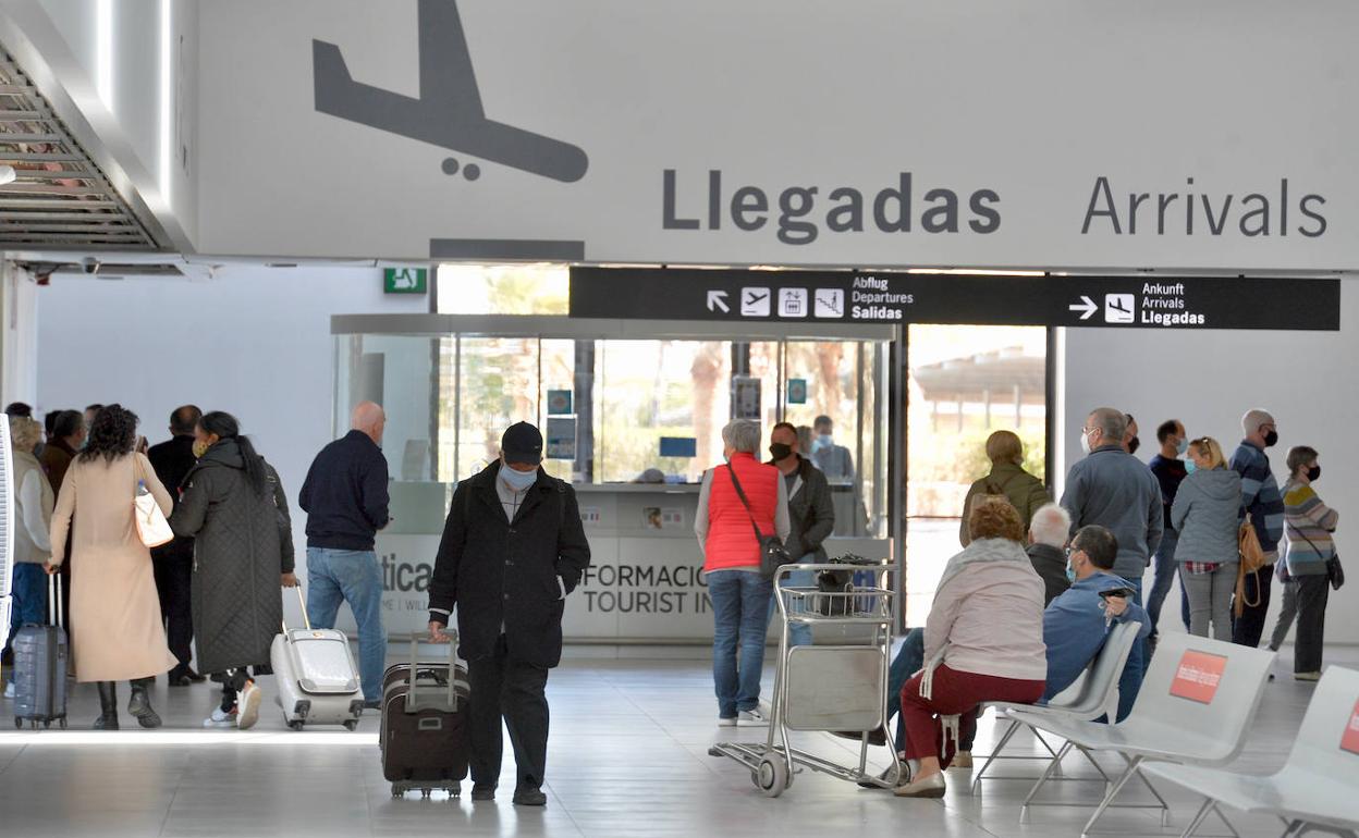 Viajeros en el aeropuerto de la Región, en una foto de archivo.