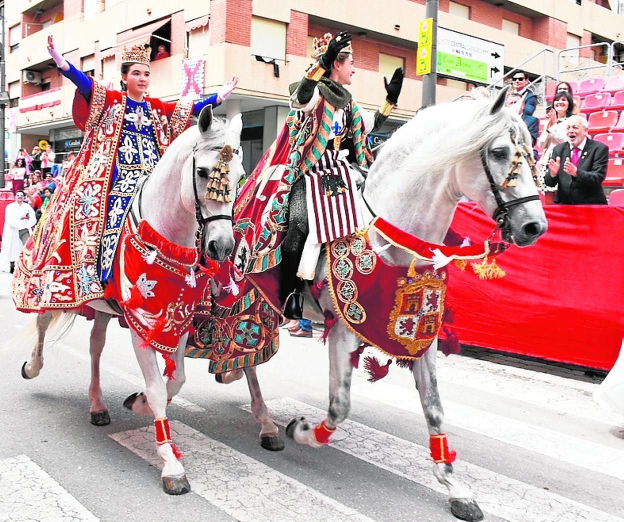 Los Infantes de Castilla saludan al público durante le desfile. 