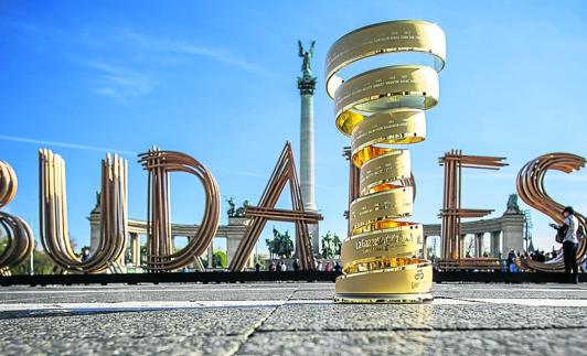 El trofeo 'Senza fine' de ganador del Giro, en Budapest. 