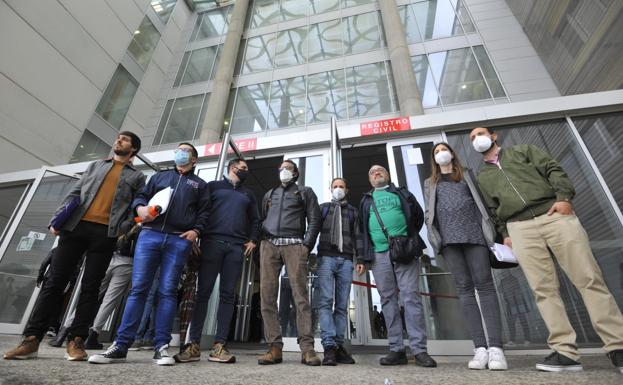 Afectados por una demanda de desahucio impulsada por la Sareb, este miércoles, en la Ciudad de la Justicia de Murcia.