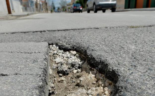 Pavimento en mal estado. Estado que presenta el borde de la calzada en uno de los tramos del Camino Viejo de Monteagudo.