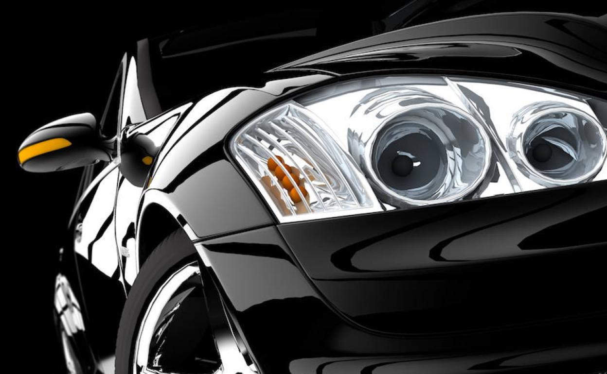 Un coche negro aparcado.