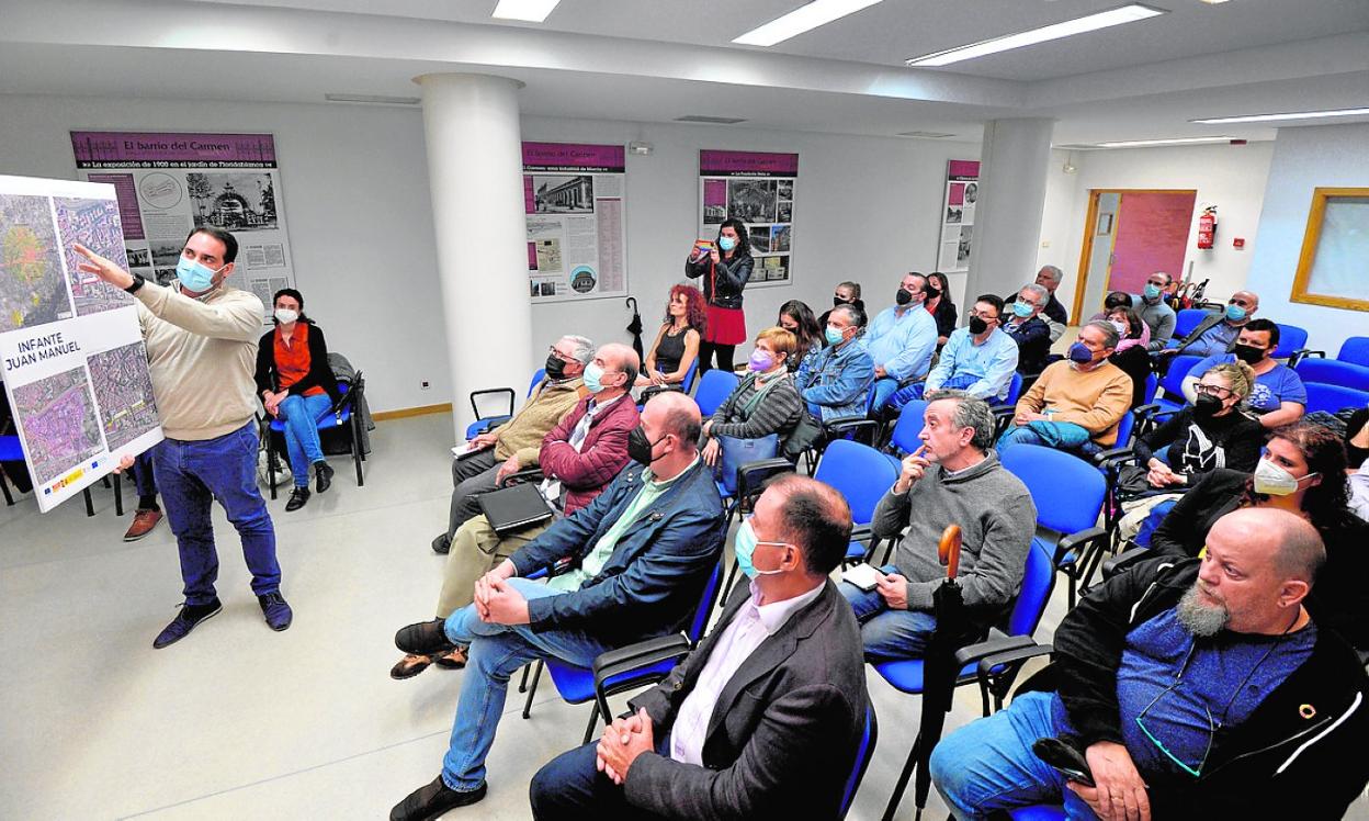 Un técnico municipal explica el proyecto de movilidad a vecinos del Carmen y el Infante. 