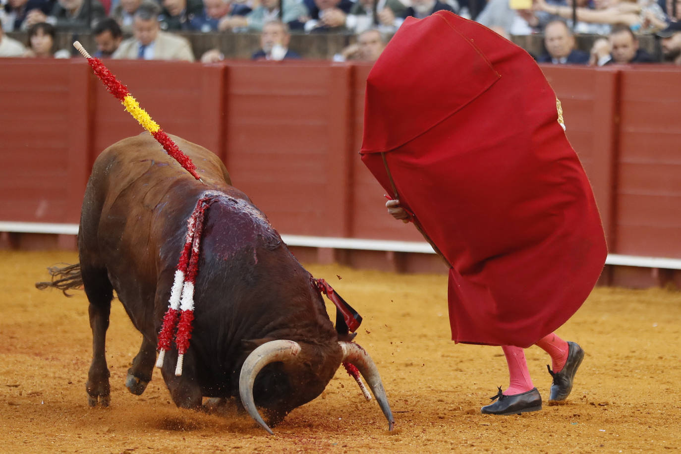 Fotos: Paco Ureña roza el premio en Sevilla en una tarde de entrega absoluta