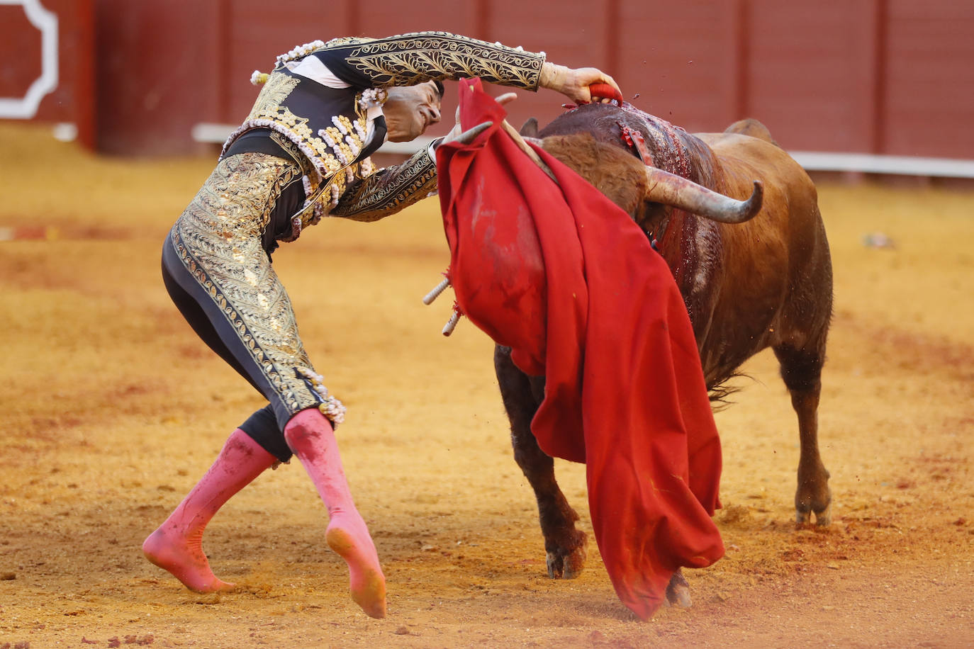 Fotos: Paco Ureña roza el premio en Sevilla en una tarde de entrega absoluta