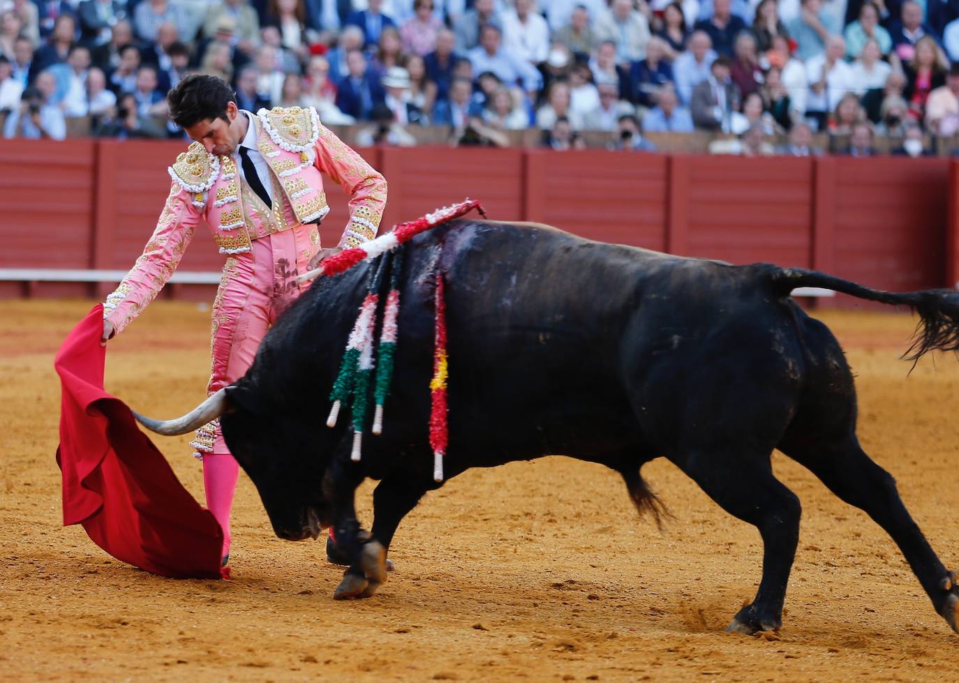 Fotos: Paco Ureña roza el premio en Sevilla en una tarde de entrega absoluta