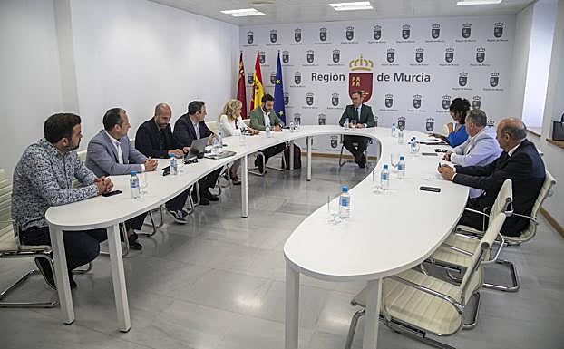 Reunión en la Consejería de Turismo con representantes de las organizaciones empresariales del sector turístico.