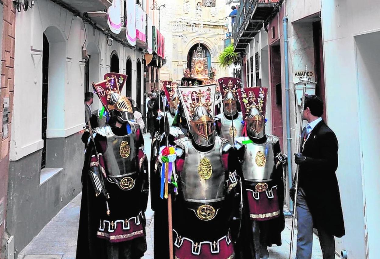 La comitiva con la Vera Cruz, de camino al santuario. 