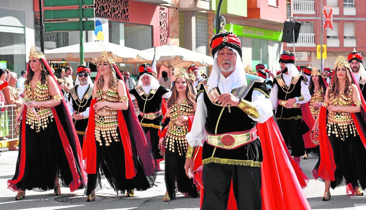 Uno de los grupos del Bando Moro, en el desfile celebrado ayer. 