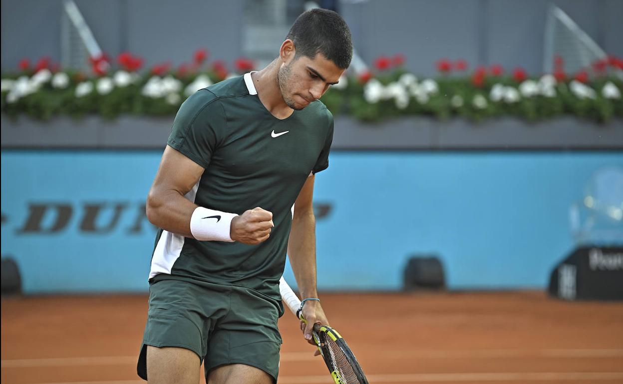 Carlos Alcaraz celebra un punto en el partido ante Cameron Norrie, este miércoles, en la tercera ronda del Mutua Madrid Open.