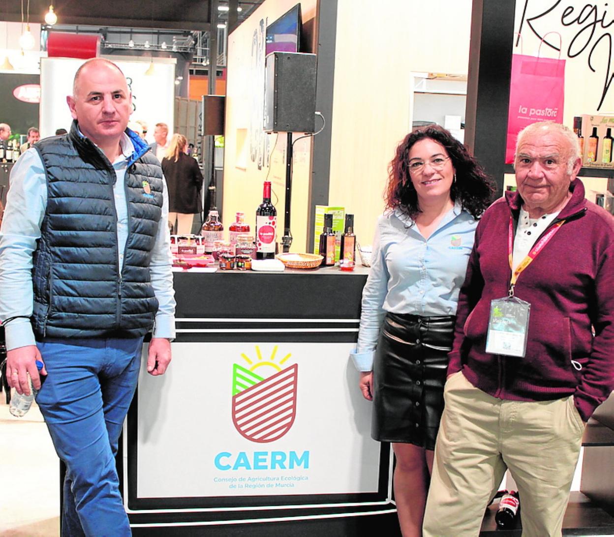 Pedro José Pérez Saura, Mikaela Rabadán y Carlos Almarcha, equipo del Caerm, en el Salón Gourmets 2022. 