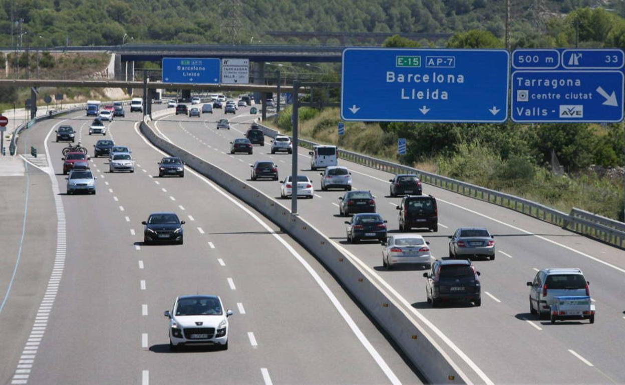 Coches circulando por una autovía. 