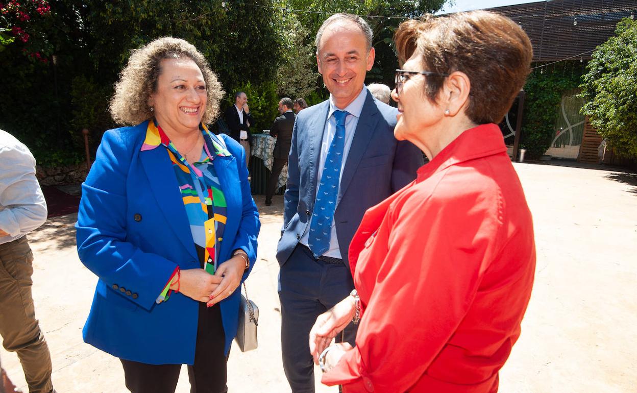 La presidenta de la Autoridad Portuaria de Cartagena, Yolanda Muñoz, junto al exconsejero Javier Celdrán y la expresidenta de la Asamblea Regional Rosa Peñalver, este viernes, en la Tertulia La Luz.