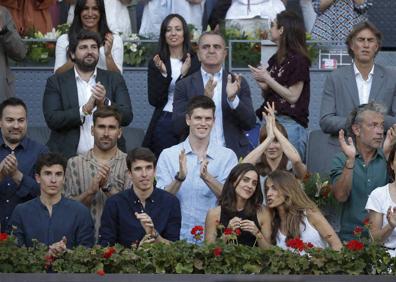 Imagen secundaria 1 - Los padres de Carlos Alcaraz, Virgina y Carlos, se abrazan en el palco tras el último punto que proclamó a su hijo campeón del Mutua Madrid Open, ayer en la Caja Mágica. | Los pilotos Marc y Álex Márquez aplauden en la primera fila del palco; Fernando López Miras, en la tercera, hace lo mismo. | Todos los miembros del equipo de Carlos Alcaraz, con Juan Carlos Ferrero y Albert Molina en el centro, junto a varios trabajadores de la Academia Equelite de Villena. 