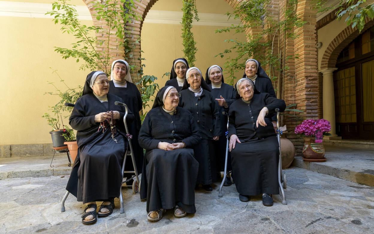 Las hermanas Felicidad, Yolanda, Micaela, Susana, Digna, Carmen, Gregoria e Inmaculada. 