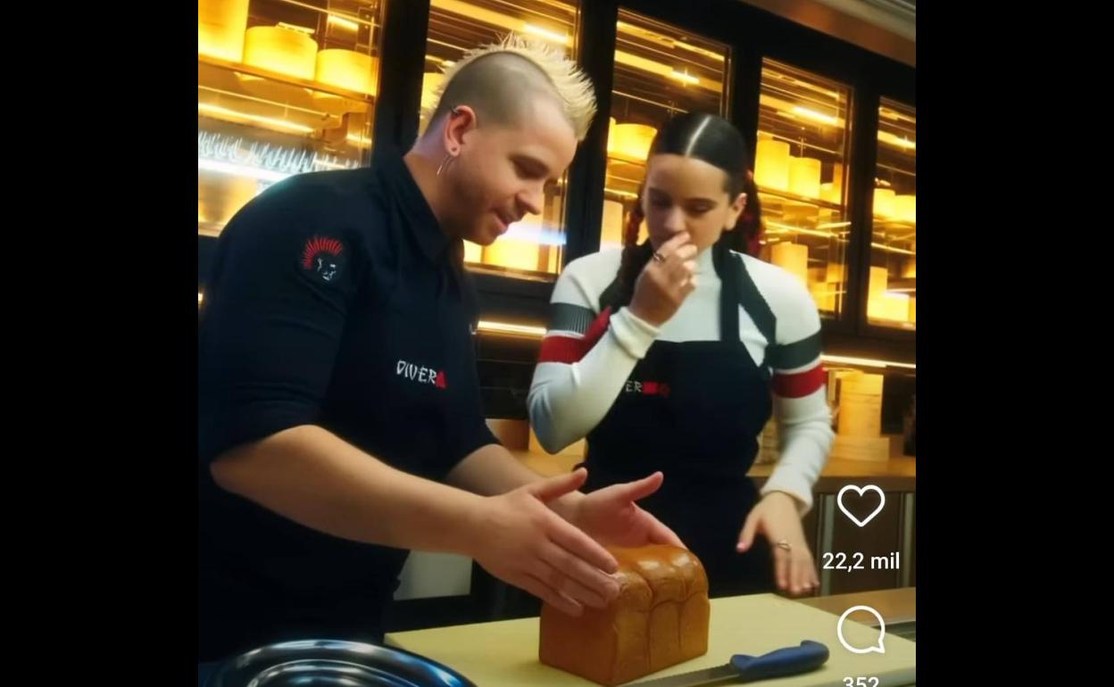 Dabiz Muñoz enseña a Rosalía cómo se hace el sándwich 'MotoUmami' de chicken teriyaki.