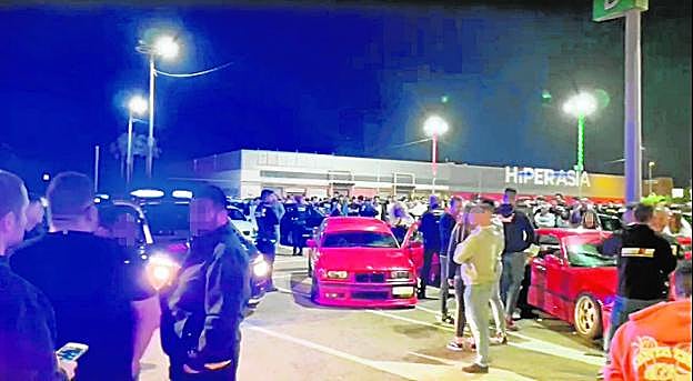 Agentes de la Policía Local, durante su intervención en la concentración clandestina en el aparcamiento del centro comercial Mandarache. 