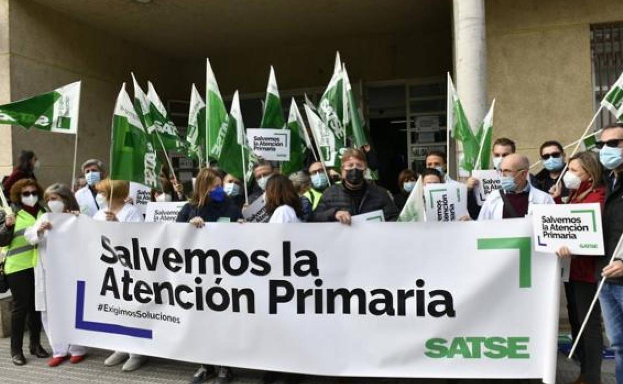 Concentración en el centro de salud de San Andrés, Murcia, en una imagen de archivo.