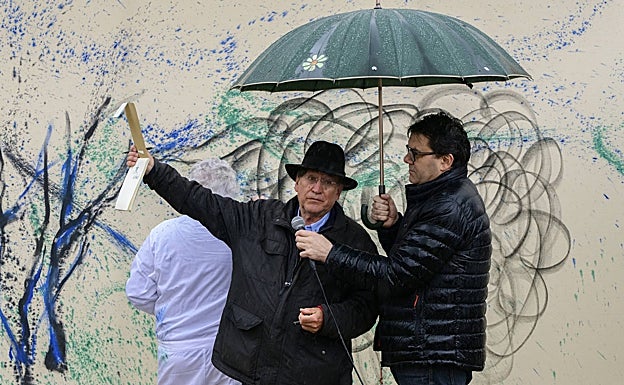 El artista en febrero pintando en Mula, con Joaquín Araujo y Juan García Sandoval. 