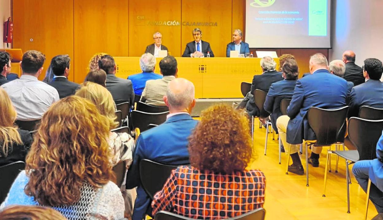 Luis Alberto Marín durante la presentación ayer de una colección de libros para fomentar la cultura financiera
