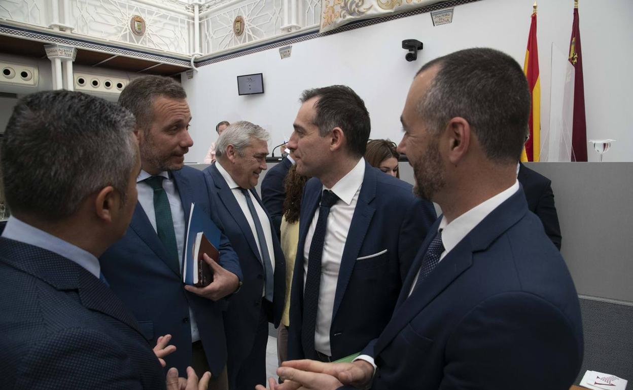 Los portavoces Joaquín Segado (PP) y Juan José Liarte (Vox) intercambian impresiones ante los diputados populares Jesús Cano y Juan Antonio Mata antes del Pleno. Detrás aparece Francisco Álvarez.