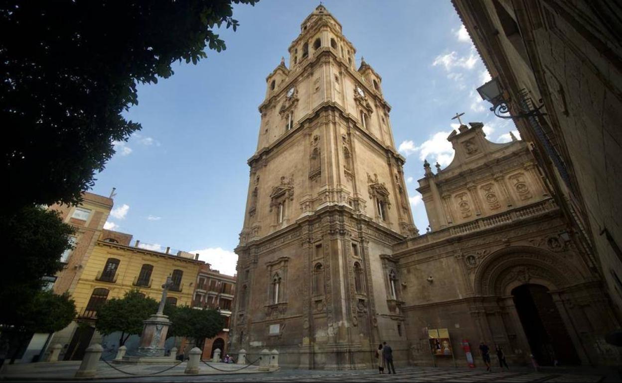 La torre de la Catedral de Murcia, vista desde la plaza de la Cruz. 