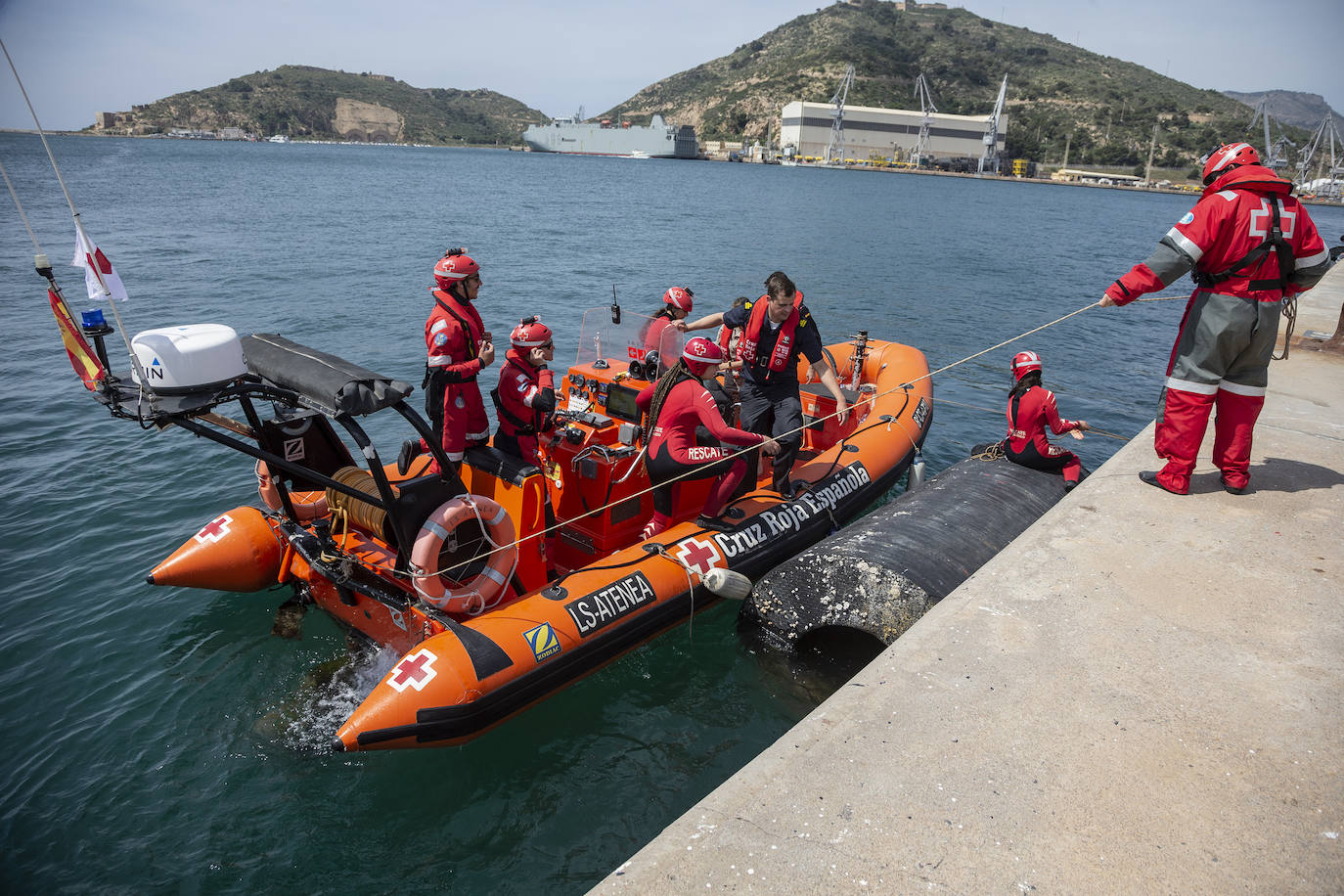 Fotos: La Armada coordina en el Puerto de Cartagena un ejercicio para actuar en caso de incendio en un buque