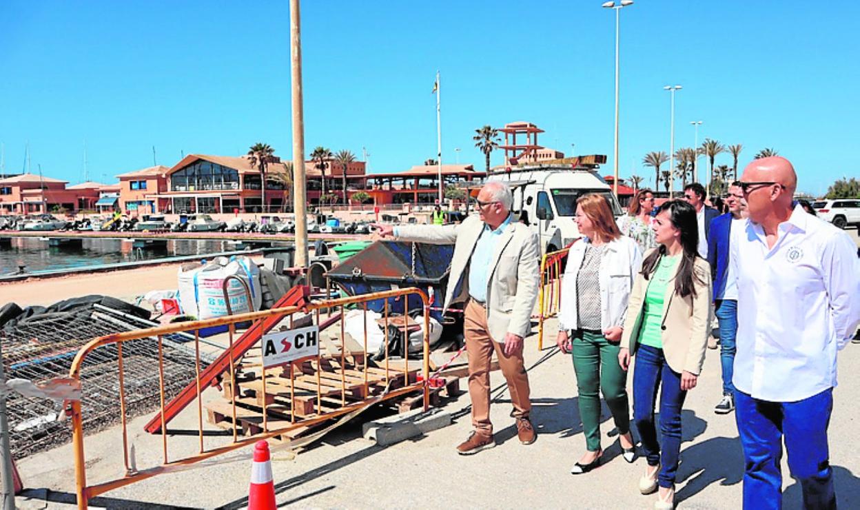 La alcaldesa y la directora general Marina Munuera, en su visita. 