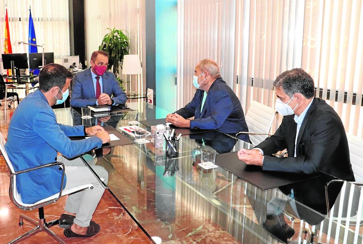 El consejero Sánchez Lorente y Pérez-Templado –centro–, en una reunión de julio del pasado año. 