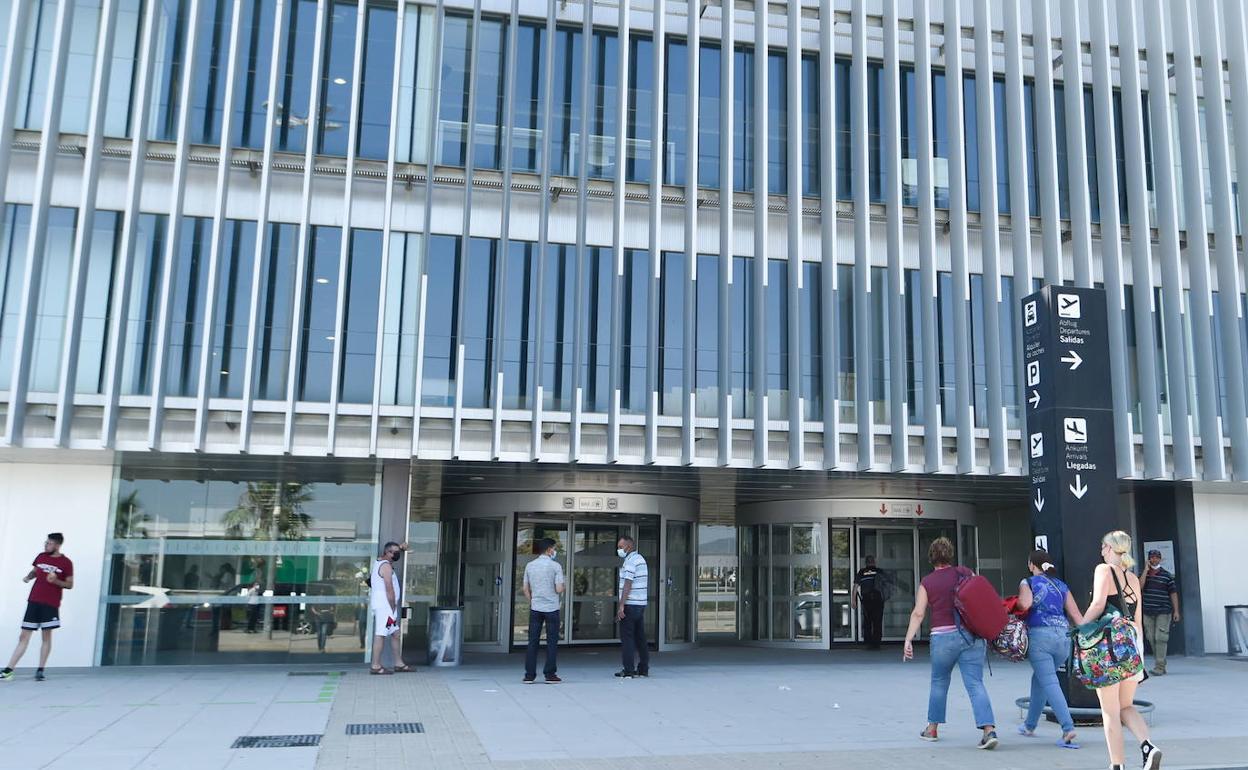 Entrada a la terminal del aeropuerto regional. 