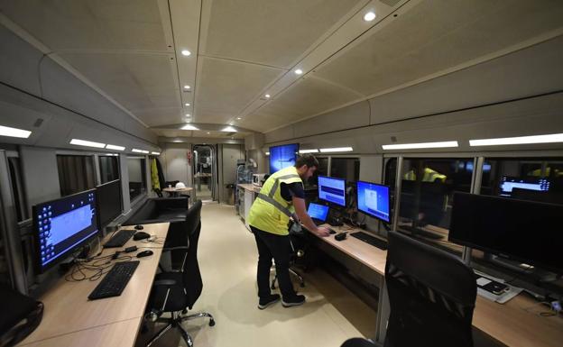 Interior del tren laboratorio, que centró anoche las pruebas en la catenaria de las vías de Alta Velocidad entre Beniel y la estación de El Carmen. 