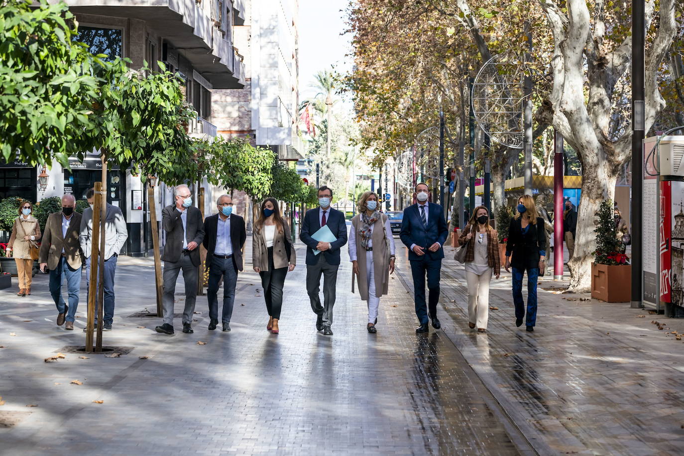 Los ediles del Gobierno de Ballesta pasean por el paseo de Alfonso X tras su reforma con dinero que debía destinarse a nuevos desarrollos urbanísticos.