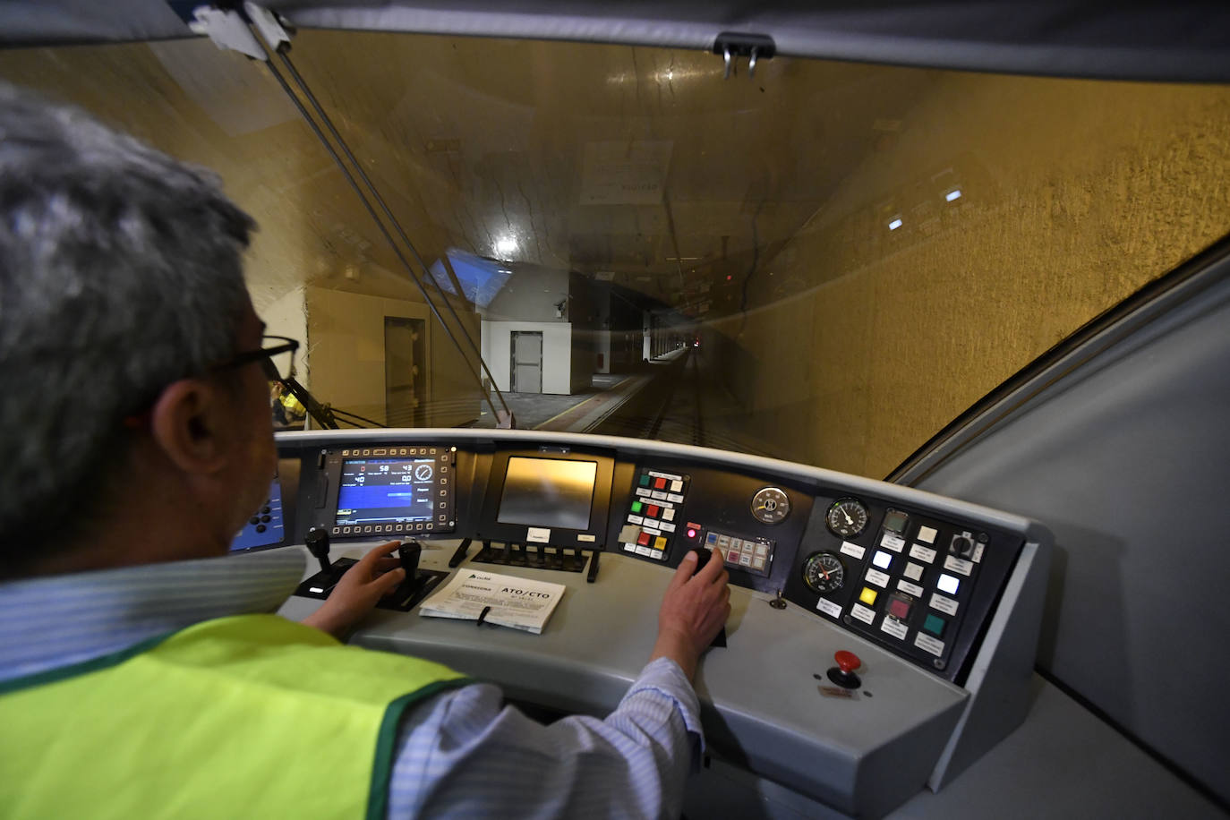 Fotos: Adif centra las primeras pruebas del AVE en comprobar que la catenaria está en su sitio