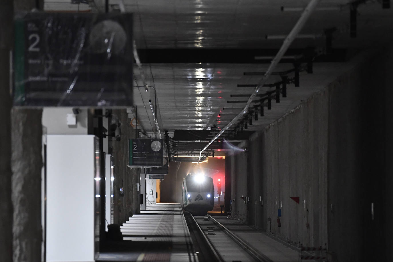 Fotos: Adif centra las primeras pruebas del AVE en comprobar que la catenaria está en su sitio