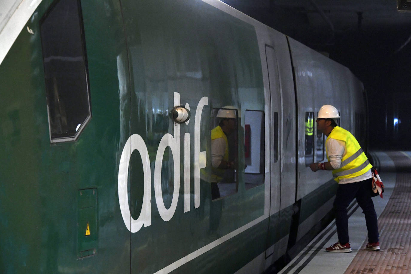 Fotos: Adif centra las primeras pruebas del AVE en comprobar que la catenaria está en su sitio