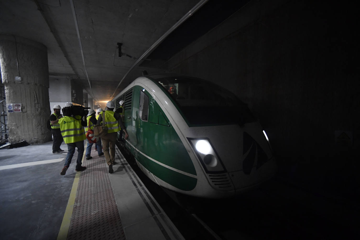 Fotos: Adif centra las primeras pruebas del AVE en comprobar que la catenaria está en su sitio