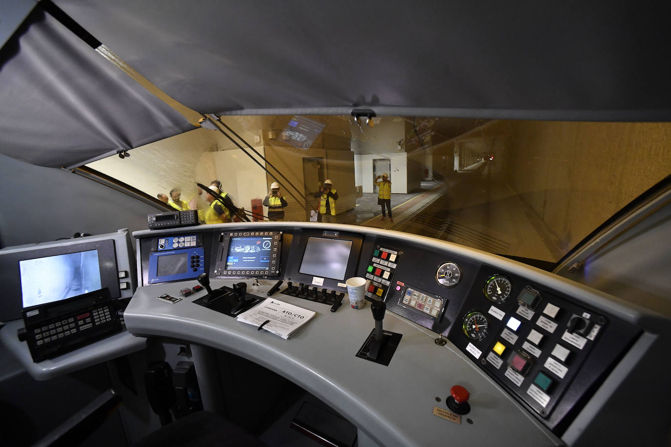 Fotos: Adif centra las primeras pruebas del AVE en comprobar que la catenaria está en su sitio