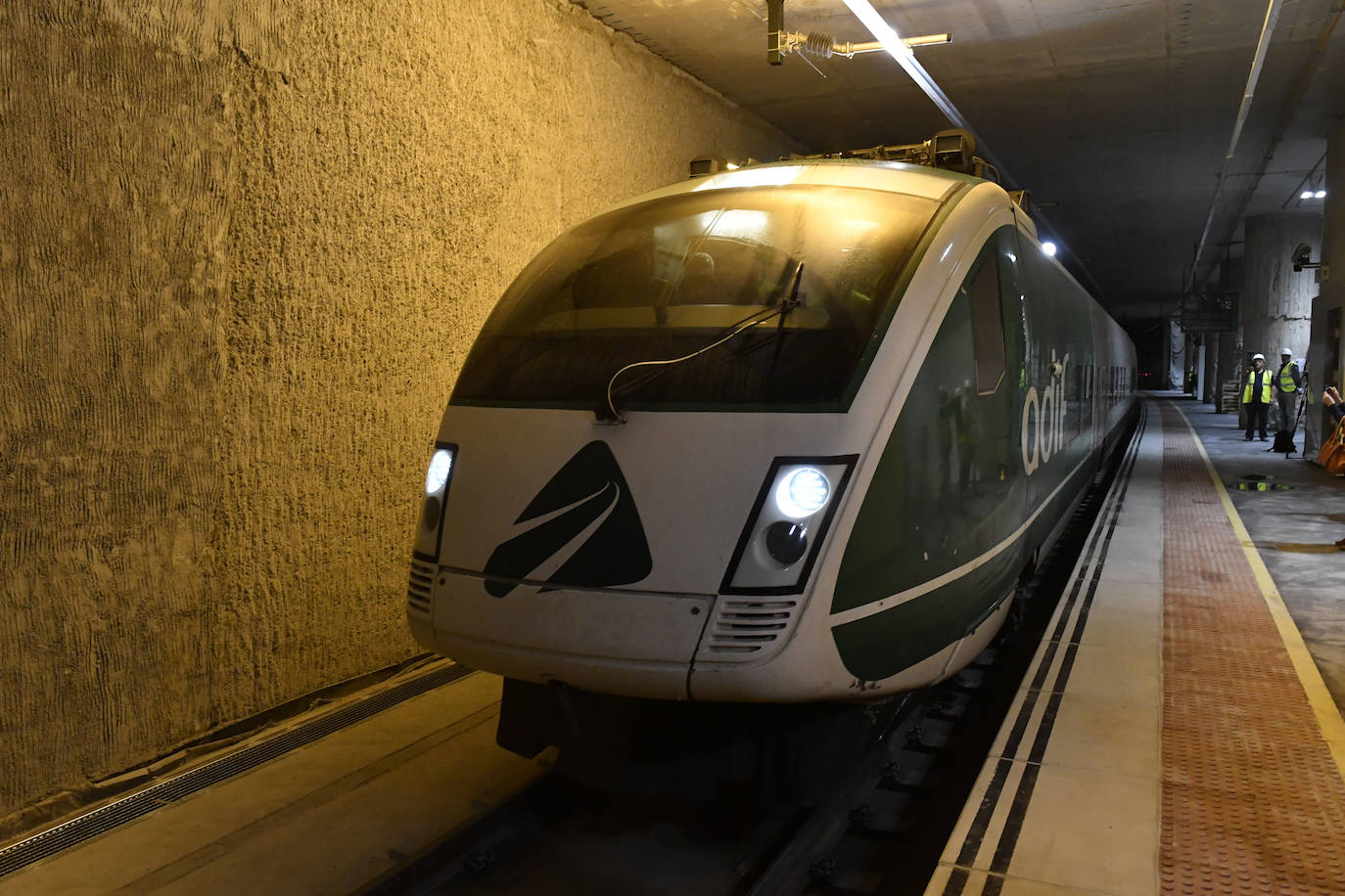 Fotos: Adif centra las primeras pruebas del AVE en comprobar que la catenaria está en su sitio