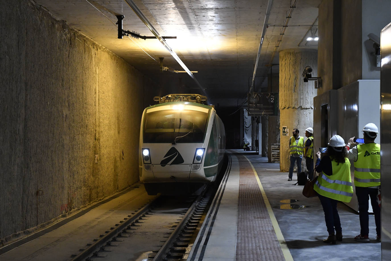 Fotos: Adif centra las primeras pruebas del AVE en comprobar que la catenaria está en su sitio