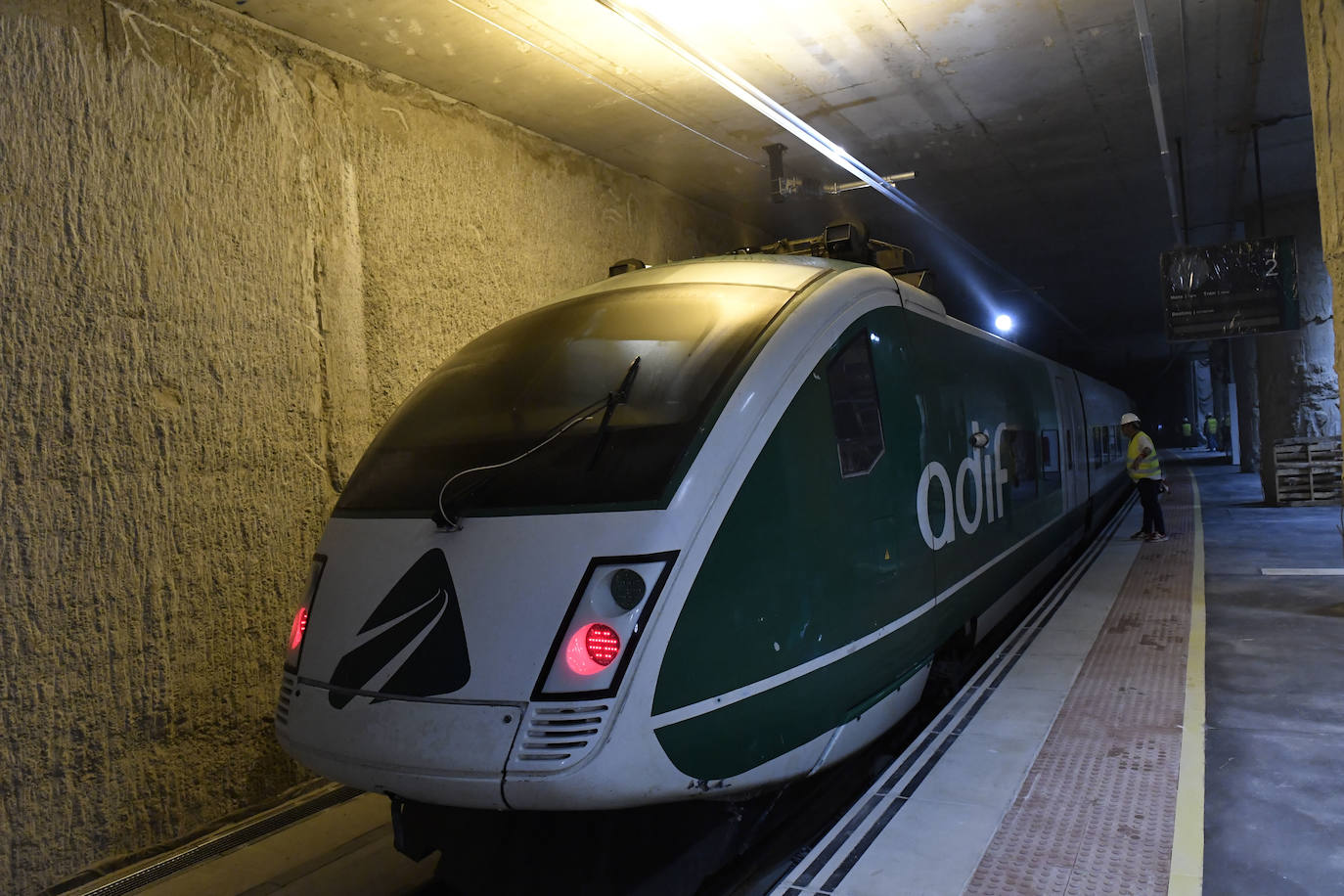 Fotos: Adif centra las primeras pruebas del AVE en comprobar que la catenaria está en su sitio