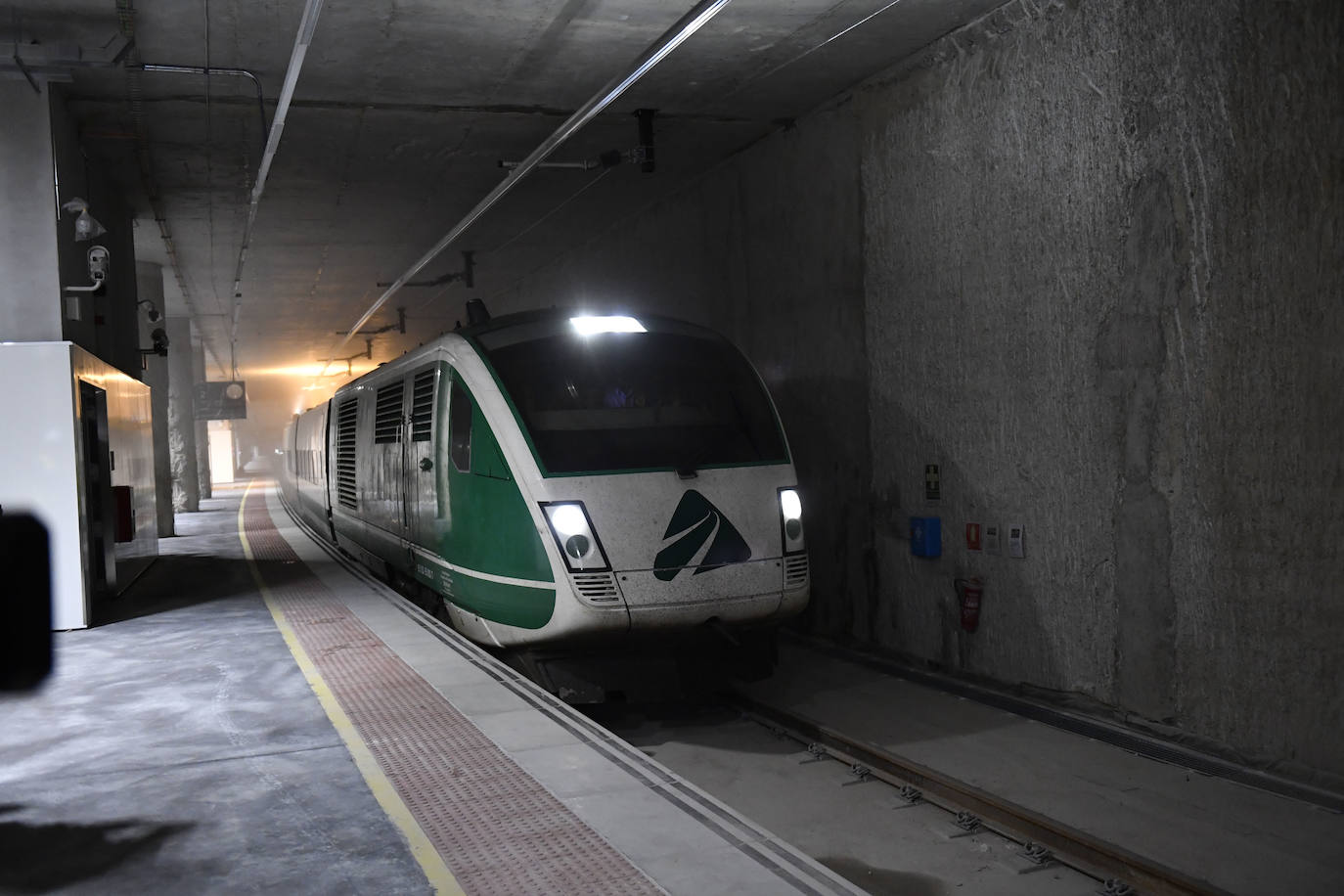 Fotos: Adif centra las primeras pruebas del AVE en comprobar que la catenaria está en su sitio