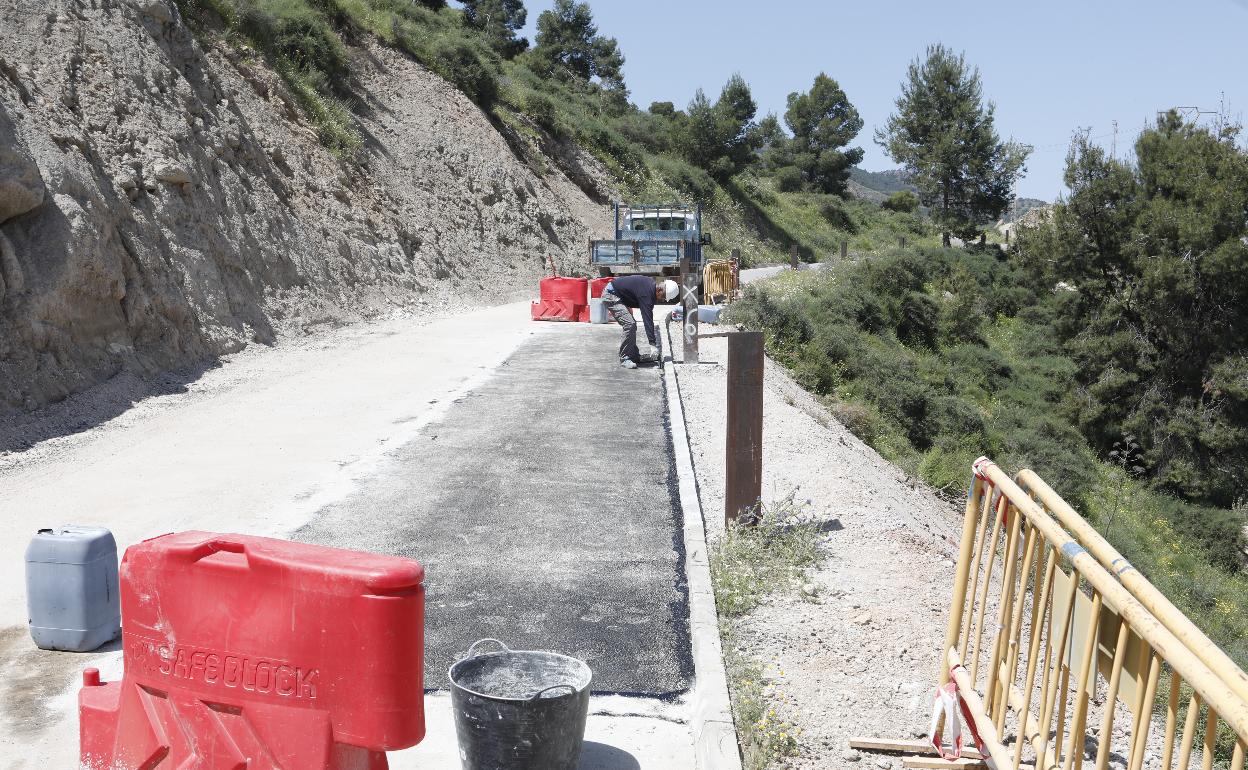 Un operario ultima los trabajos de adecuación de la carretera de subida al castillo por Santa María. 