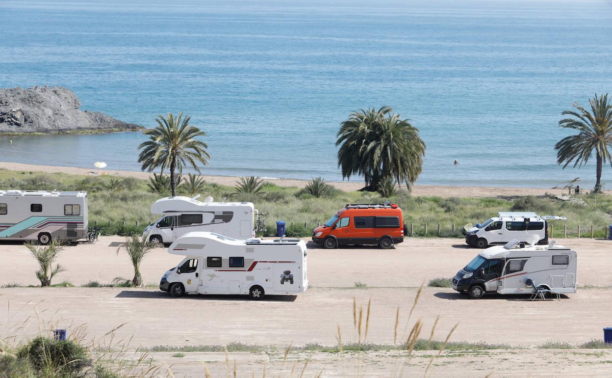Caravanas en la playa de Percheles, en Mazarrón, en una imagen de este viernes. 