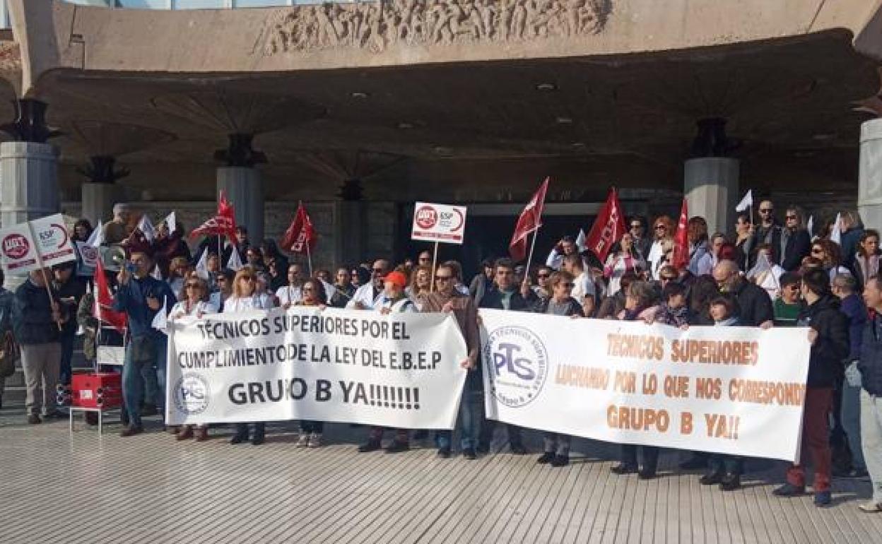 Protesta de los técnicos superiores frente a la Asambleea Regional, en una imagen de archivo.