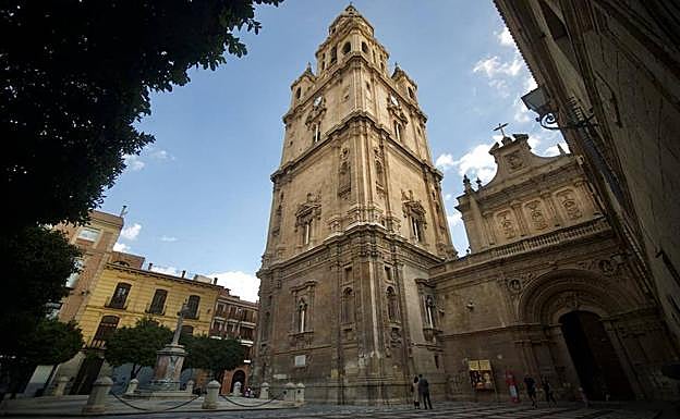 Torre de la Catedral, desde la plaza de la Cruz. 
